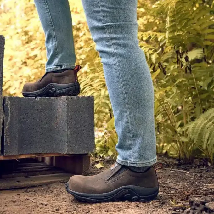 Jungle Moc i läder med förstärkt tå för dam vid arbete Jungle Moc i läder med förstärkt tå för dam vid arbete